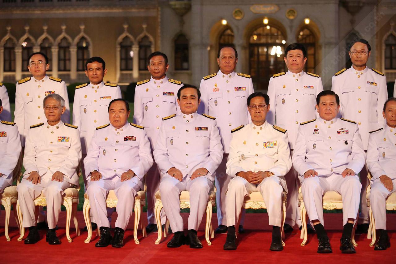 ครม.ประยุทธ์1 แชะภาพ หน้าทำเนียบฯ