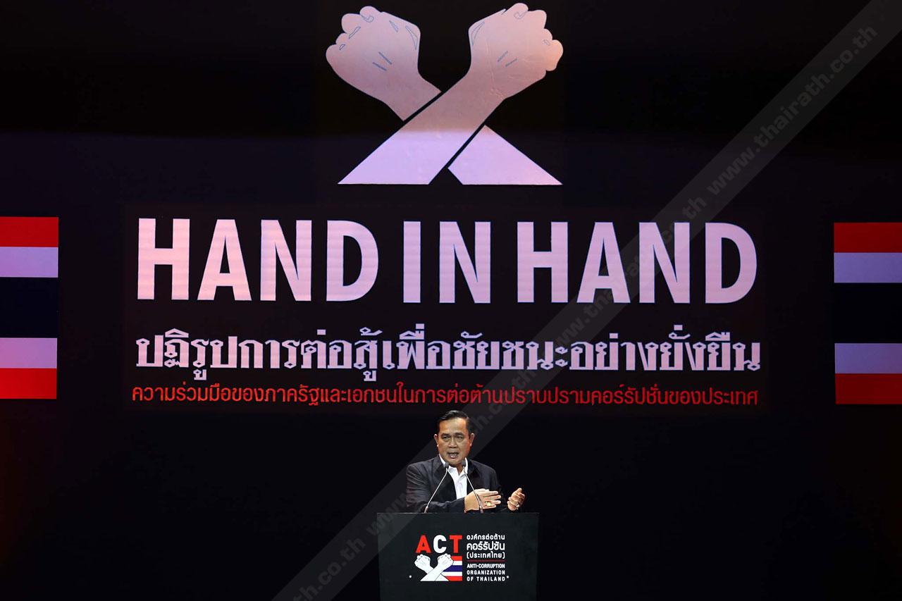 พล.อ.ประยุทธ์ นายกรัฐมนตรี อยู่ในชุดสูท อาจดูแปลกตาไปบ้าง