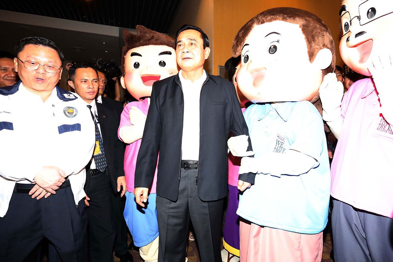 หัวหน้าคสช.ถ่ายรูปเป็นฟรีเซ็นเตอร์ กับ มาสค็อต ประจำโครงการ