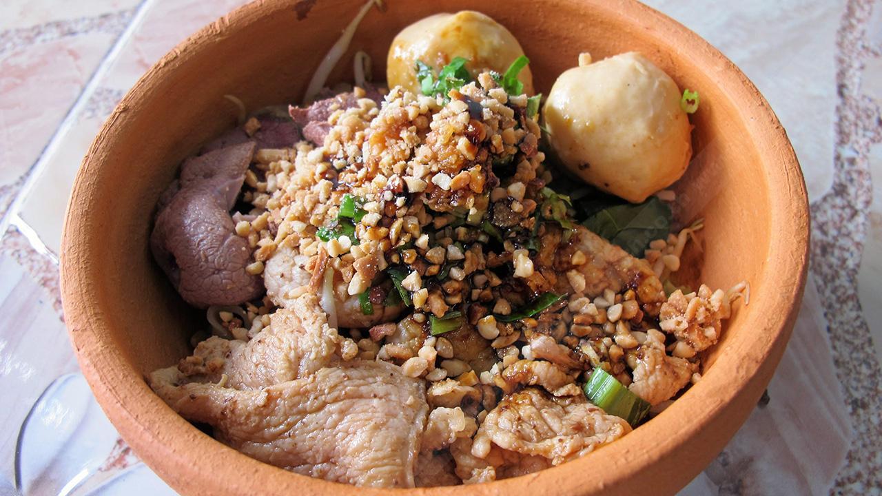 “เส้นใหญ่แห้ง” เครื่องแน่นจนไม่เห็นเส้น.