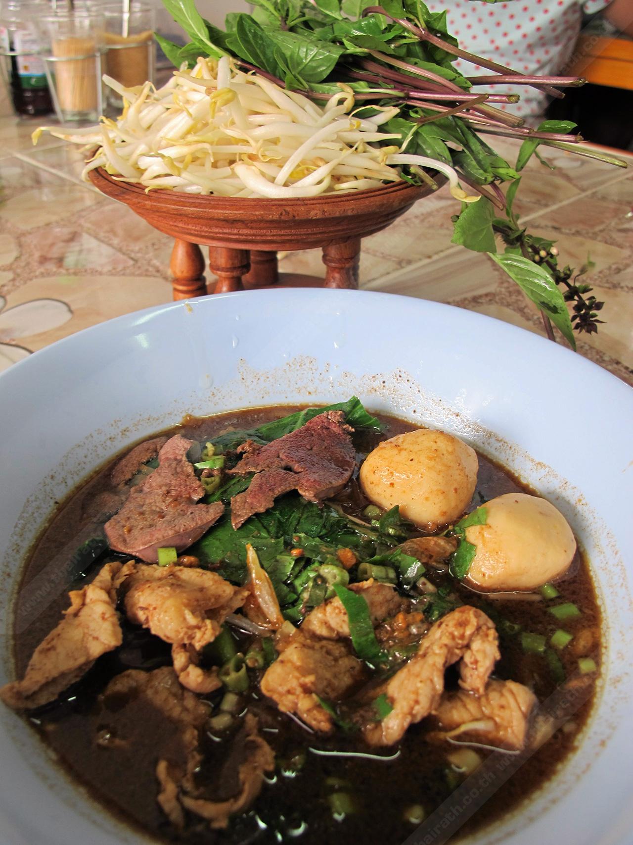 “ก๋วยเตี๋ยวนํ้าตก” เข้มข้นไร้เลือด!