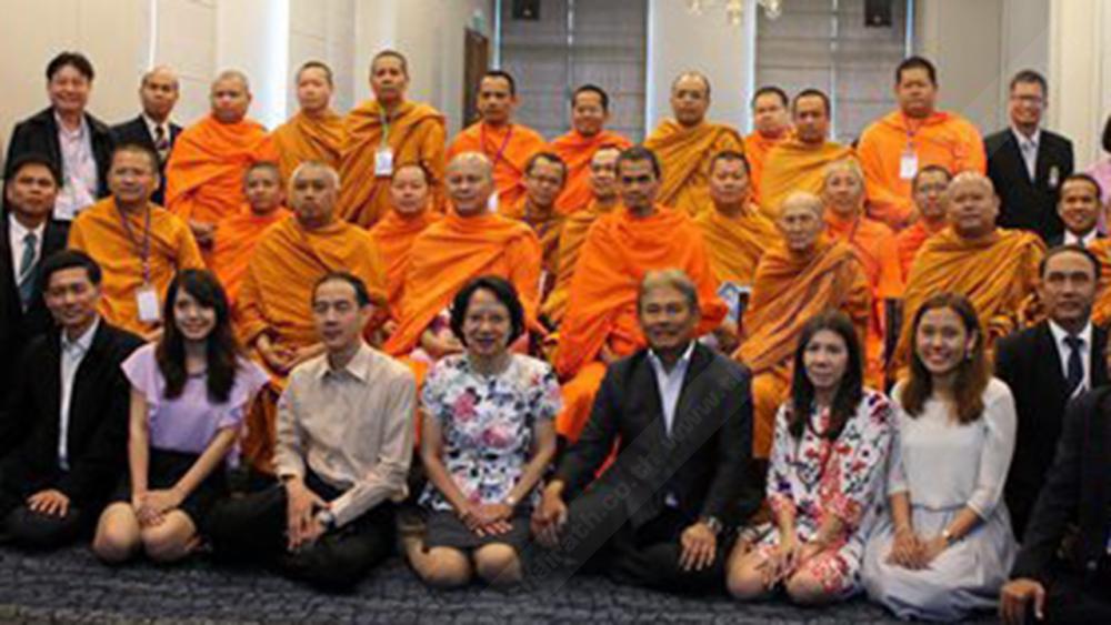 ทัศนศึกษา มารุต จิตรปฏิมา ออท. ณ สิงคโปร์ ถวายการต้อนรับคณะสงฆ์และฆราวาสจาก ม.มหาจุฬาลงกรณราชวิทยาลัย ไปศึกษาดูงานการเข้าสู่ประชาคมอาเซียนที่สิงคโปร์ มี วาวไพลิน ช่อวิเชียร เลขานุการเอก ถวายบรรยาย.