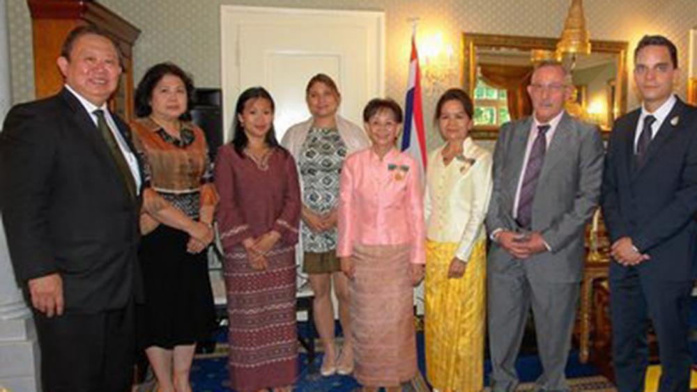 เกียรติวงศ์ตระกูล เฉลิมพล ทันจิตต์ ออท. ณ กรุงเบิร์นสวิตเซอร์แลนด์ ยินดีกับ อรสรา รัตนบุตร และ นารี ลาภไชยวุฒิ ในโอกาสได้รับพระราชทานเครื่องราชอิสริยาภรณ์ อันเป็นที่สรรเสริญยิ่งดิเรกคุณาภรณ์ ที่สถานทูตฯ.