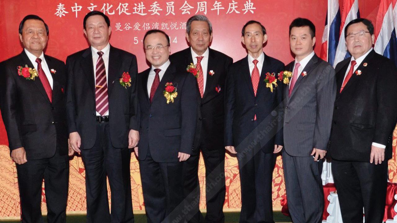 ครบปี พินิจ จารุสมบัติ จัดงาน วันสถาปนาครบรอบ 1 ปี สภาวัฒนธรรมไทย–จีน และส่งเสริมความสัมพันธ์ โดยมี พล.อ.ถัง เทียน เปียว, พล.อ.หลง, พล.อ.วิชิต ยาทิพย์, อู๋ จื้อ อู่, เฉิน ปิง และ ประเสริฐ ประคุณศึกษาพันธ์ มาร่วมฉลองด้วย ที่โรงแรมแกรนด์ ไฮแอท เอราวัณ วันก่อน.