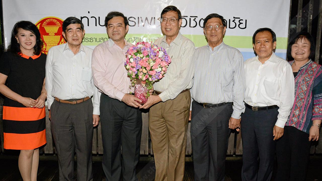 ท่านประธาน สมประสงค์ บุญยะชัย นัดเพื่อนร่วมรุ่น ปปร.11 มาร่วมงานเลี้ยงแสดงความยินดีให้แก่ พรเพชร วิชิตชลชัย ที่ได้เป็นประธาน สนช. โดยมี พล.ร.อ.ประเสริฐ บุญทรง, พล.อ.อ.วีรวิท คงศักดิ์, เชาวนะ ไตรมาศ และ ดวงกมล ทรงวุฒิวิชัย มาร่วมงานด้วย ที่ร้านวอเตอร์ไซด์ วันก่อน.