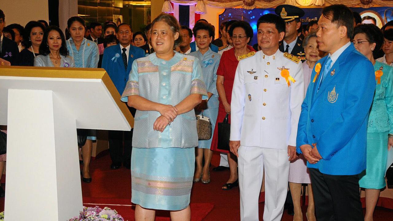 สมเด็จพระเทพรัตนราชสุดาฯ สยามบรมราชกุมารี เสด็จพระราชดำเนินไปทรง เปิดนิทรรศการเฉลิมพระเกียรติสมเด็จพระมหิตลาธิเบศร อดุลยเดชวิกรม พระบรมราชชนก ณ ศูนย์การค้าสยามพารากอน เมื่อวันที่ 5 กันยายน.
