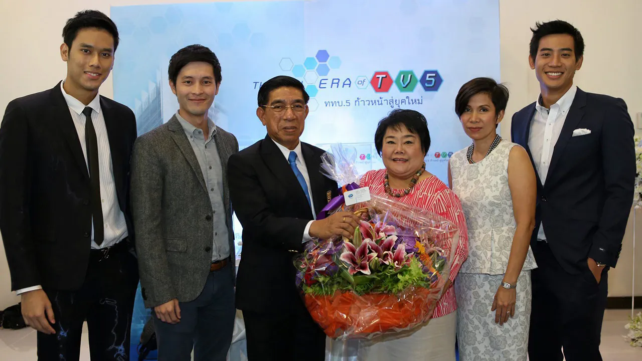 ร่วมยินดี - พลโทชาตอุดม ติตถะสิริ กรรมการผู้อำนวยการใหญ่ ททบ.5 รับมอบกระเช้าจาก กฤษณา งามไตรเลิศ ตัวแทน ค่ายโพลีพลัสฯ เนื่องในโอกาส สถานีวิทยุโทรทัศน์ ช่อง 5 เปิดอาคารอเนกประสงค์หลังใหม่ โดยมี แก๊ป—ธนเวทย์, บิ๊ก—ทองภูมิ ฯลฯ มาร่วมงาน ที่ ททบ.5 เมื่อวันก่อน.