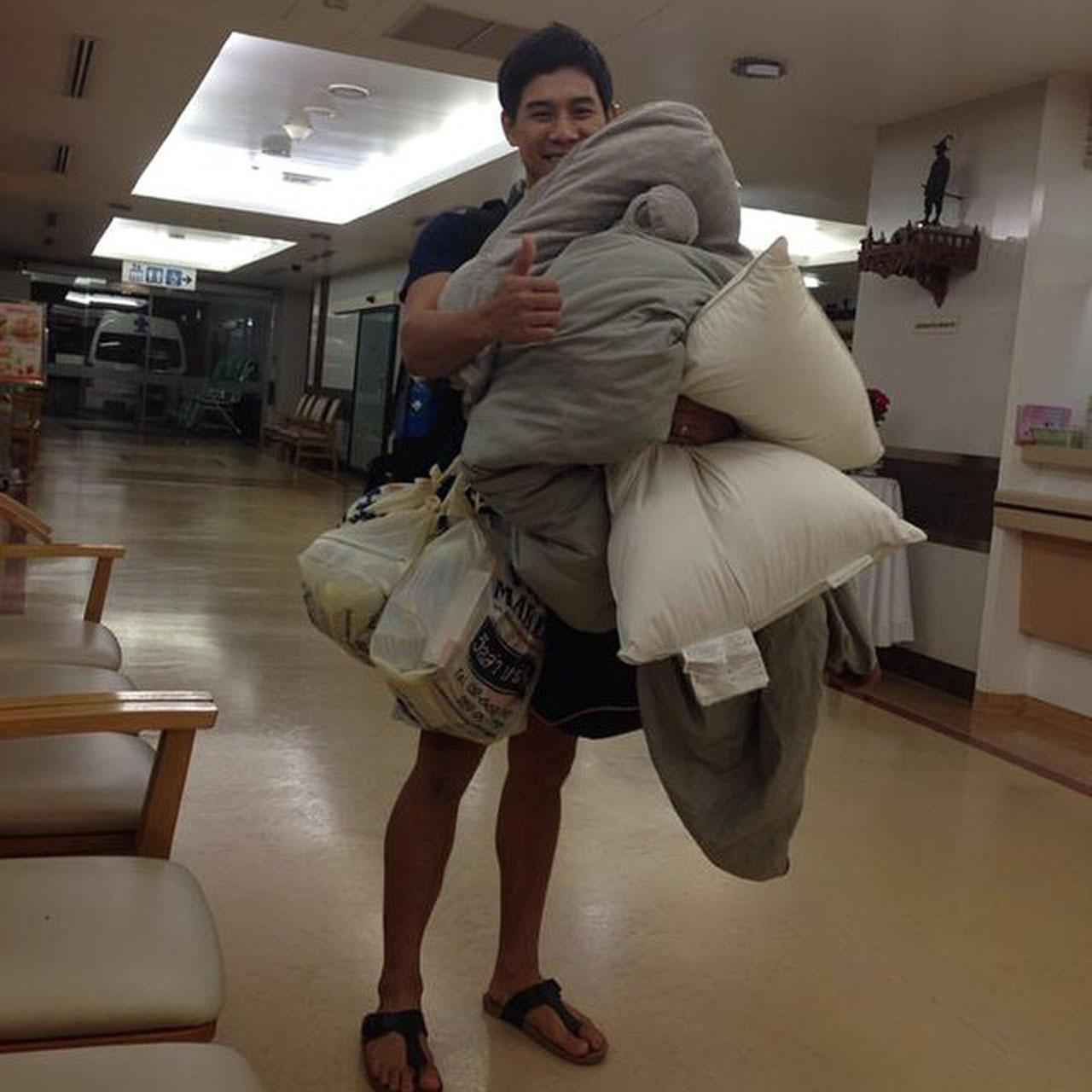 ว่าที่คุณพ่อมือใหม่ กำลังขนสัมภาระไปเฝ้าคุณแม่ถึงหน้าห้องคลอด