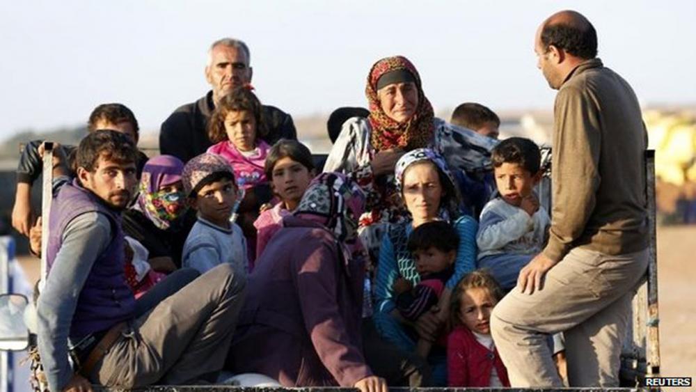 ชาวเมืองโคบานีกำลังอพยพหนีกลุ่มรัฐอิสลาม (ขอบคุณภาพจาก: bbc.com)