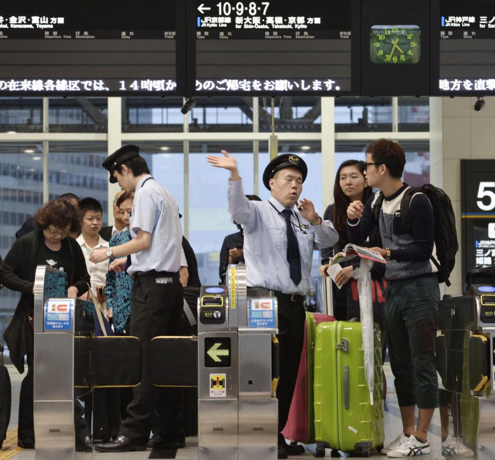 เจ้าหน้าที่ชี้แจงประชาชนหลังรถไฟความเร็วสูงที่จังหวัดโอซากาหยุดให้บริการ