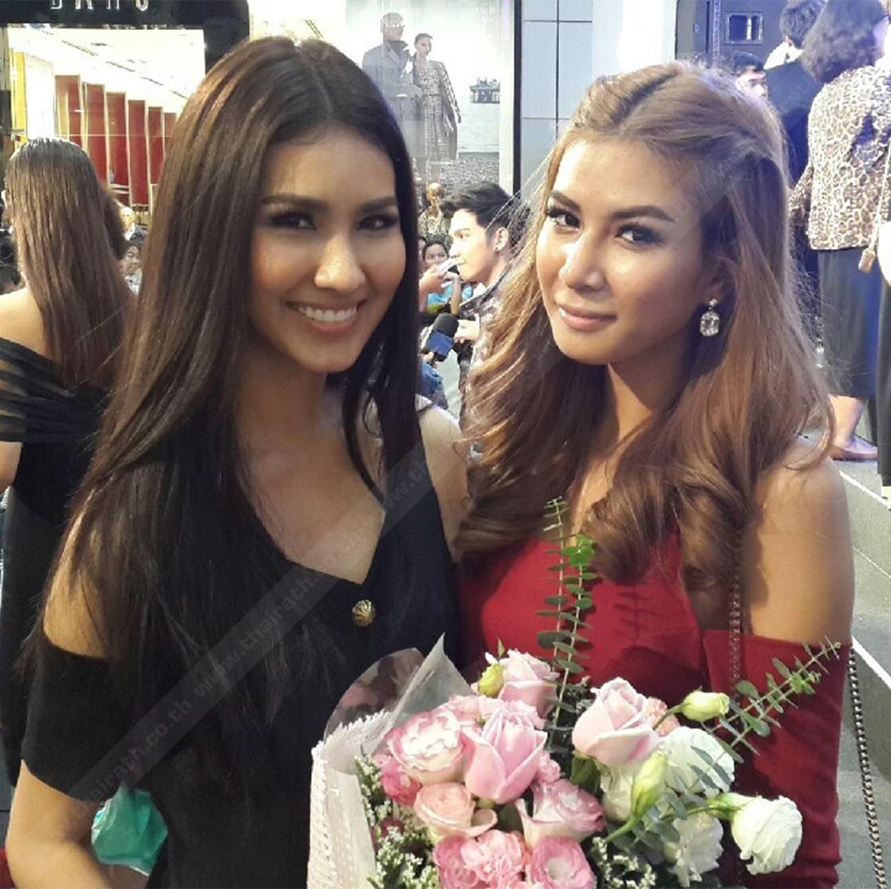 ศศิ ร่วมยินดีกับ มิ้ม รัตนาภรณ์ ในวันเปิดตัวละคร สงครามนางงาม ที่เซ็นทรัลเวิลด์
