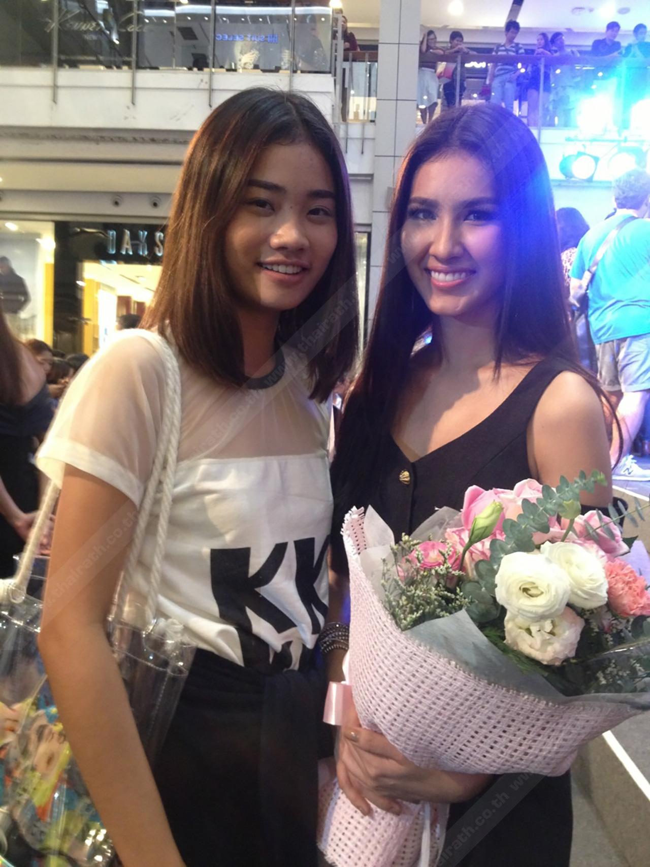 มิลค์ ภัทลดา ร่วมยินดีกับ มิ้ม รัตนาภรณ์ ในวันเปิดตัวละคร สงครามนางงาม ที่เซ็นทรัลเวิร์ด