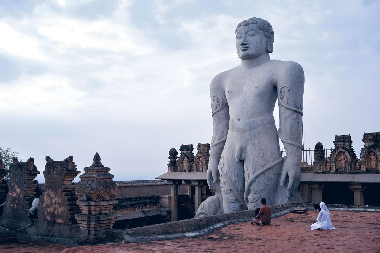 นักบวชเชนนิกายทิคัมพรกำลังสักการะพระรูปพระโคมเฏศวร