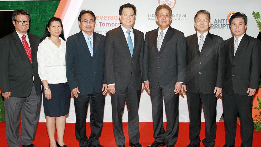 ผูกพัน - สมชาย โรจน์รุ่งวศินกุล ผู้ว่าการ กฟน. จัดงานสร้างความสัมพันธ์กับลูกค้าธุรกิจอุตสาหกรรม พร้อมเชิญ บุญทักษ์ หวังเจริญ มาบรรยายเรื่อง Branded Customer Experience โดยมี วิวัฒน์ชัย รัตนะรัต และ บุญชอบ ล้ออุไร มาร่วมงานด้วย ที่ รร.เซ็นทาราแกรนด์ เซ็นทรัลเวิลด์ วันก่อน.