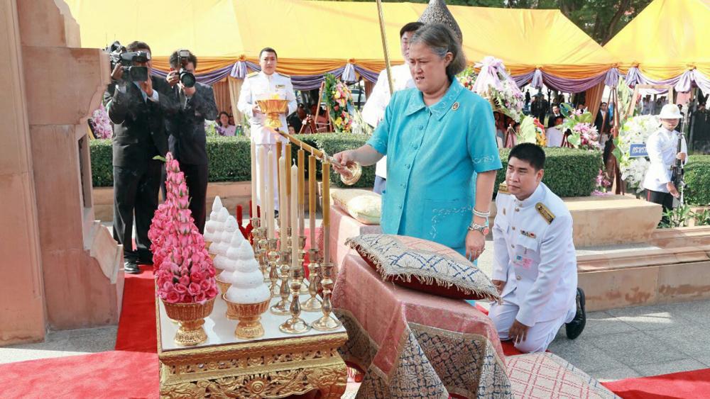 สมเด็จพระเทพรัตนราชสุดาฯ สยามบรมราชกุมารี เสด็จพระราชดำเนินแทนพระองค์ทรงวางพวงมาลาถวายราชสักการะ พระบาทสมเด็จพระจอมเกล้าเจ้าอยู่หัว ณ พระบรมราชานุสาวรีย์ หน้าพระราชวังสราญรมย์ เมื่อวันที่ 1 ตุลาคม.