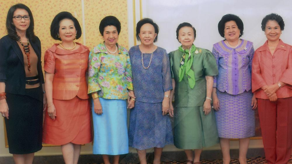 ประชุม - คุณหญิงสุชาดา ถิระวัฒน์ จัดประชุม กก.มูลนิธิกตเวทิน เพื่อสรุปกิจกรรมการกุศลพร้อมวางแผนงานช่วยเหลือสังคม โดยมี คุณหญิงแสงเดือน ณ นคร, คุณหญิงโรส บริบาลบุรีภัณฑ์, คุณหญิง แจ่มใส ศิลปอาชา และ คุณหญิงทิพยวรรณ ตันตกิตติ์ มาร่วมงานด้วย ที่ รร.มณเฑียร วันก่อน.