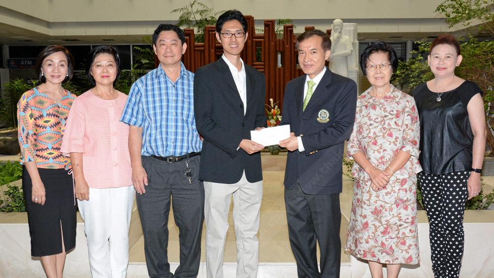 เพื่อการศึกษา - รามสูร สีตลายัน ควงคุณแม่ สิริลักษณ์ มามอบเงินจำนวน 100,000 บาท ในนาม นิตยสารกุลสตรี ให้แก่ สราวุธ วัชรพล เพื่อสมทบทุนมูลนิธิไทยรัฐ โดยมี นิตา ส่งเสริมสวัสดิ์,วิรัตน์ ส่งเสริมสวัสดิ์ และ ทิพวรรณ ส่งเสริมสวัสดิ์ มาร่วมในพิธีด้วย ที่ สนง.นสพ.ไทยรัฐ วันก่อน.