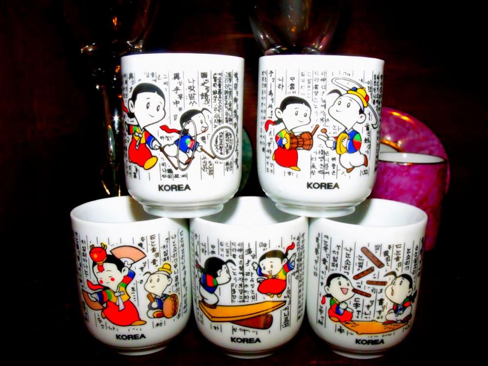 ของที่ระลึกพื้นเมือง - แก้วน้ำ ถ่ายทอดการละเล่นพื้นบ้านผ่านลวดลายศิลปะและตัวอักษร