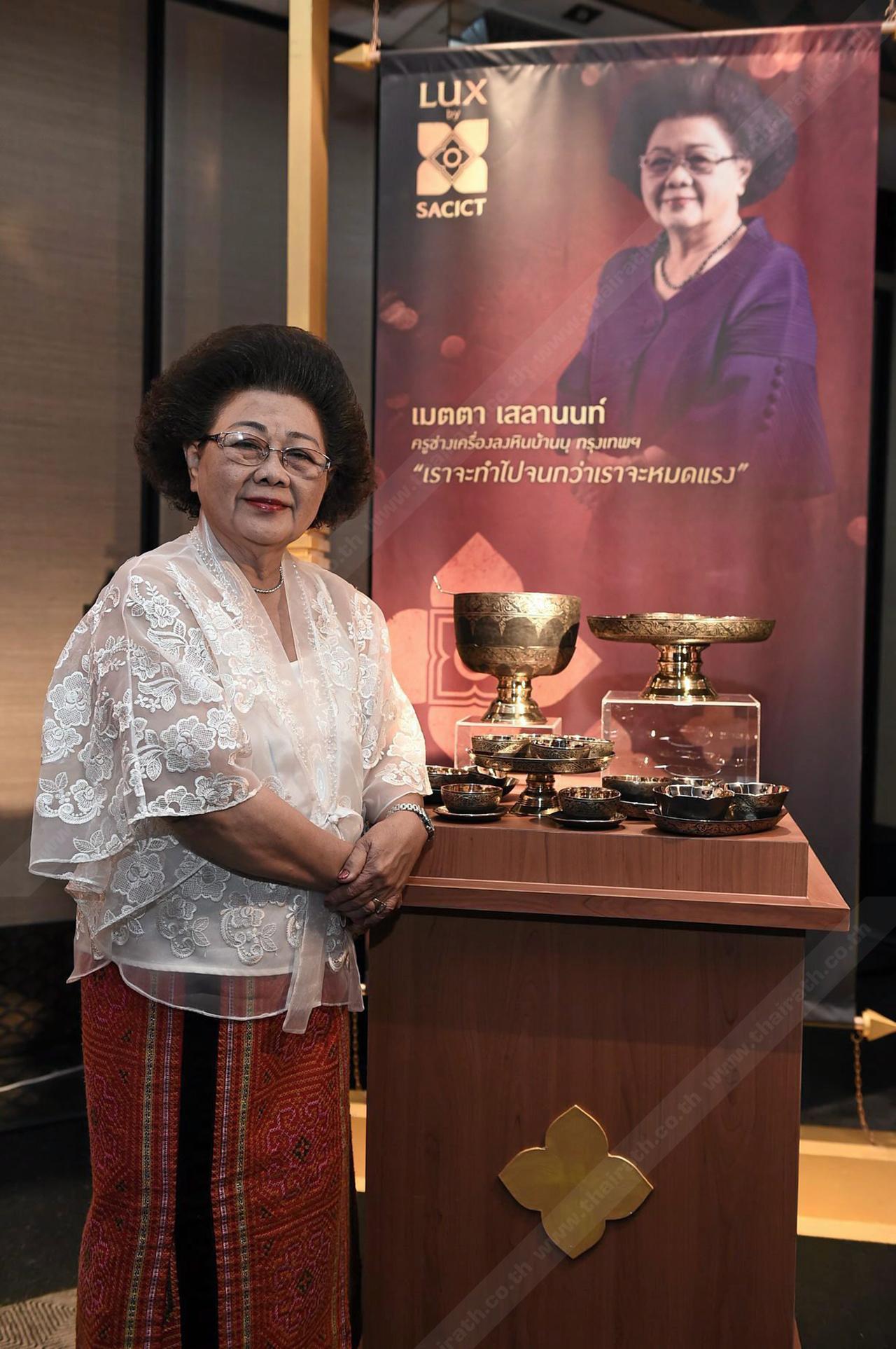 ครูเมตตา เสลานนท์ ครูช่างเครื่องลงหินแห่งชุมชนบ้านบุ กับผลงานที่ภาคภูมิใจ.