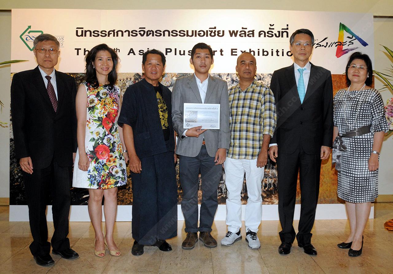 ภูมิใจมาก - ดร.ก้องเกียรติ โอภาสวงการ มอบรางวัลให้แก่ สิทธิวุธ ยาวิชัย ผู้ได้รับรางวัลยอดเยี่ยม โครงการประกวดจิตรกรรม เอเซีย พลัส ครั้งที่ 4 โดยมี เฉลิมชัย โฆษิตพิพัฒน์ และ ณินทิรา โสภณพนิช มาร่วมงานด้วย ที่หอศิลป์สมเด็จพระนางเจ้าสิริกิติ์ พระบรมราชินีนาถ วันก่อน.