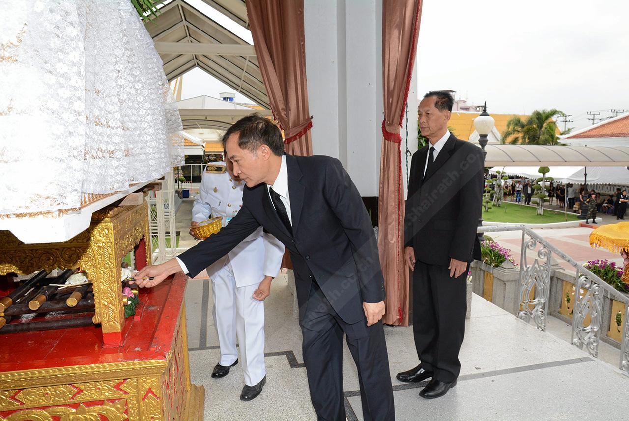 ปลายทางชีวิต - สราวุธ วัชรพล หน.กองบรรณาธิการไทยรัฐ เป็นประธานในพิธีพระราชทานเพลิงศพ สมปอง ชวลิตปรีชา ภรรยา ศิวดล ชวลิตปรีชา และเป็นมารดาของ ร.อ.ภูริน–สุหชา–เบส ชวลิตปรีชา ท่ามกลางญาติมิตรผู้รู้จักคุ้นเคยมาร่วมในพิธีกันอย่างคับคั่ง ที่วัดพระศรีมหาธาตุ บ่ายวันก่อน.