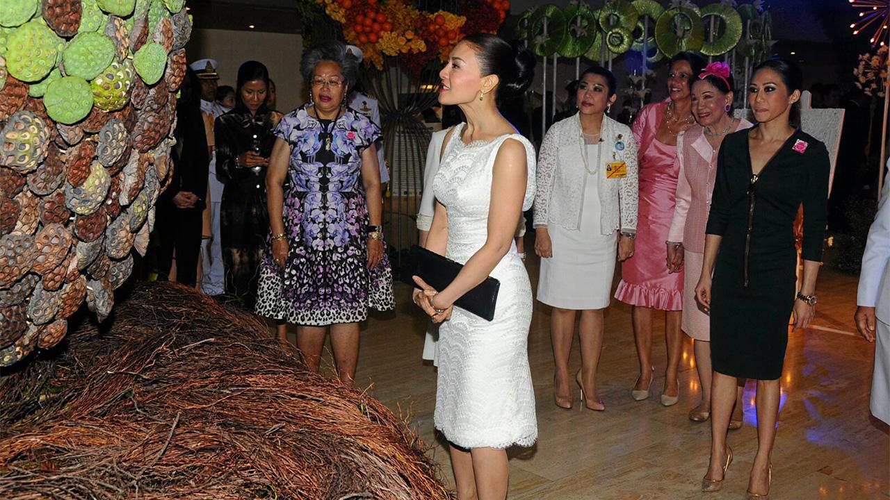 พระเจ้าวรวงศ์เธอ พระองค์เจ้าศรีรัศมิ์ พระวรชายา เสด็จไปทรงเป็นประธาน เปิดงานแสดงดอกไม้ ประจำปี ครั้งที่ 28 ในการนี้ พิไลพรรณ สมบัติศิริ เฝ้ารับเสด็จ ณ โรงแรมสวิสโฮเต็ล ปาร์คนายเลิศ เมื่อวันที่ 2 ตุลาคม.