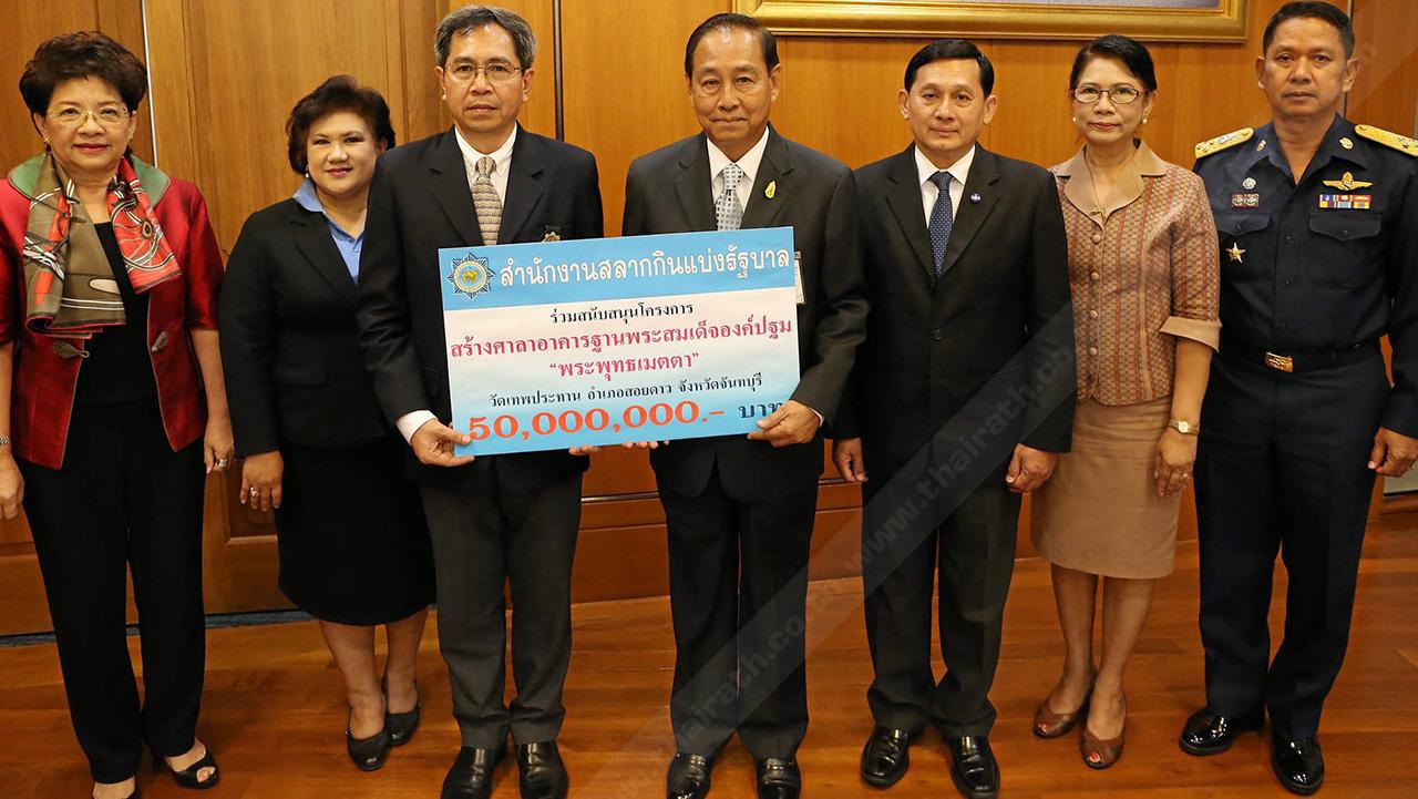 จากลอตเตอรี่ - พล.อ.อ.ชลิต พุกผาสุข องคมนตรี รับมอบเงินบริจาค 50 ล้านบาท จาก พล.ต.ฉลองรัฐ นาคอาทิตย์ ผอ.สลากกินแบ่งรัฐบาล เพื่อร่วมสนับสนุนโครงการสร้างศาลาอาคารฐานพระสมเด็จองค์ปฐม พระพุทธเมตตา วัดเทพประทาน อ.สอยดาว จ.จันทบุรี วันก่อน ที่ทำเนียบองคมนตรี.