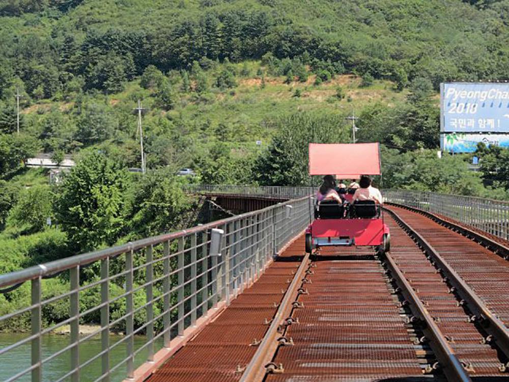 ทางรถไฟทอดยาวราว 4 กิโลเมตร