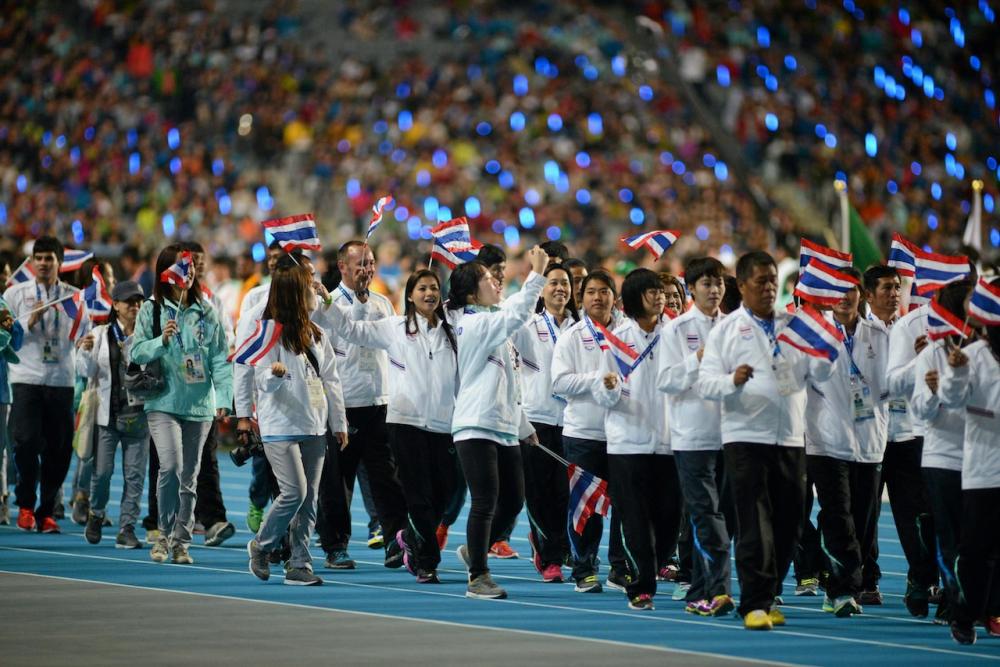 นักกีฬาของไทยเดินเข้าสู่สนาม