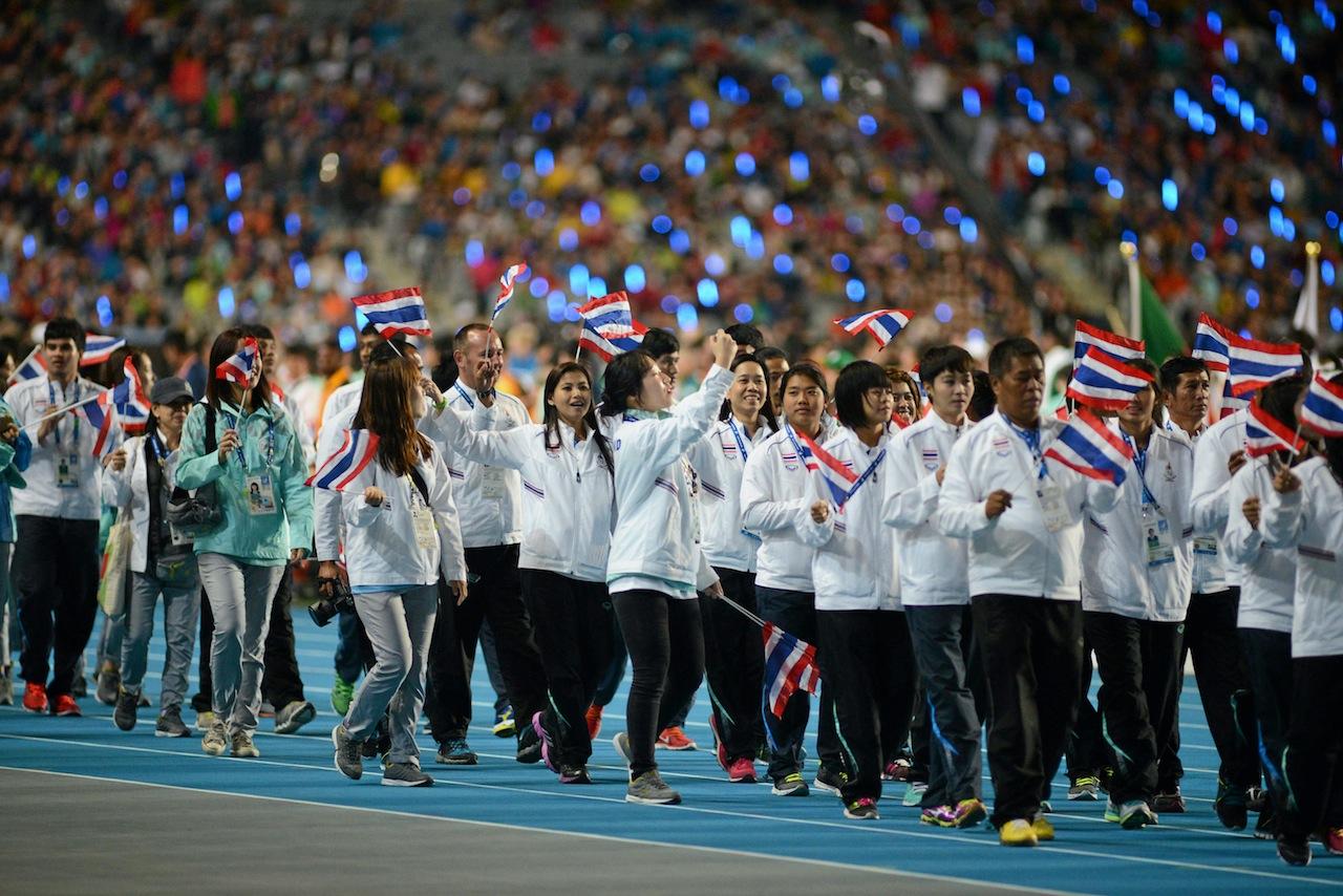 นักกีฬาของไทยเดินเข้าสู่สนาม