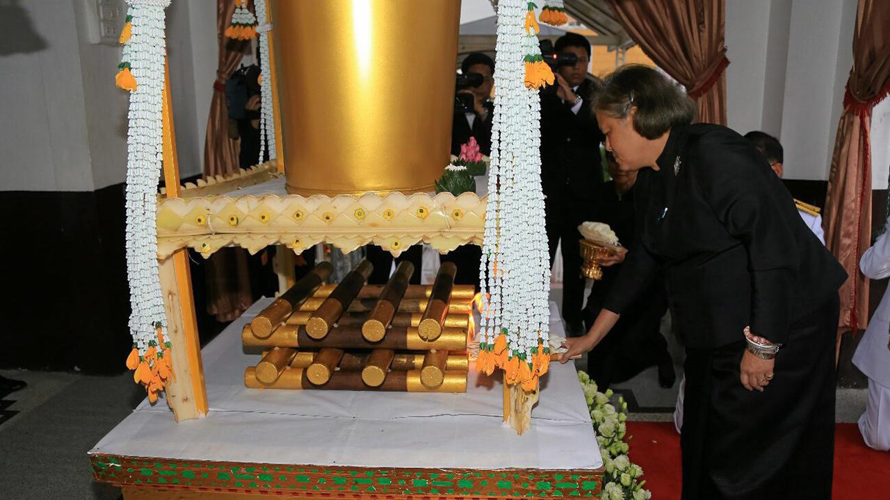 สมเด็จพระเทพรัตนราชสุดาฯ สยามบรมราชกุมารี เสด็จพระราชดำเนินไปในการพระราชทานเพลิงศพ ประจิตร ยศสุนทร อดีตนายกกรรมการ ธนาคารไทยพาณิชย์ ณ เมรุวัดพระศรีมหาธาตุวรมหาวิหาร เมื่อวันที่ 5 ตุลาคม.