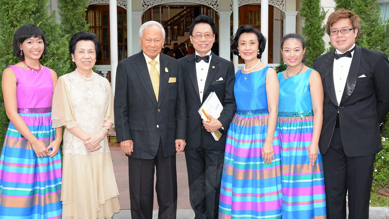 สี่สิบปี - พล.อ.เปรม ติณสูลานนท์ ประธานองคมนตรีและรัฐบุรุษ เป็นประธานในงาน “40 ปี กับดนตรีของณัฐ” เพื่อฉลองครบรอบ 40 ปี การทำงานของ ณัฐ ยนตรรักษ์ ในฐานะนักเปียโน ครู นักประพันธ์ โดยมี คุณหญิงวรรณา สิริวัฒนภักดี มาร่วมงานด้วย ที่ศาลาสุทธสิริโสภา ลาดพร้าว 41 วันก่อน.