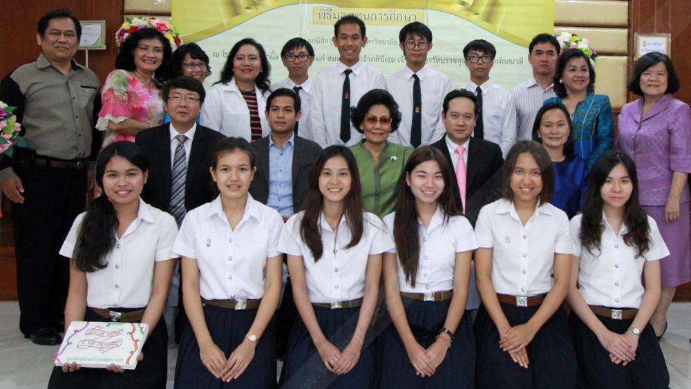 มอบทุน คุณหญิงลักขณา แสงสนิท มอบทุนการศึกษาของ มูลนิธิ พล.อ.วิโรจน์-คุณหญิงลักขณา แสงสนิท ให้แก่นิสิตคณะพาณิชยศาสตร์และการบัญชี จุฬาลงกรณ์มหาวิทยาลัย ต่อเนื่องเป็นปีที่ 21 โดยมี พ.อ.ดร.นาฬิกอติภัค แสงสนิท มาร่วมในพิธีด้วย วันก่อน ที่ทำการมูลนิธิ ซอยสุขุมวิท 22.