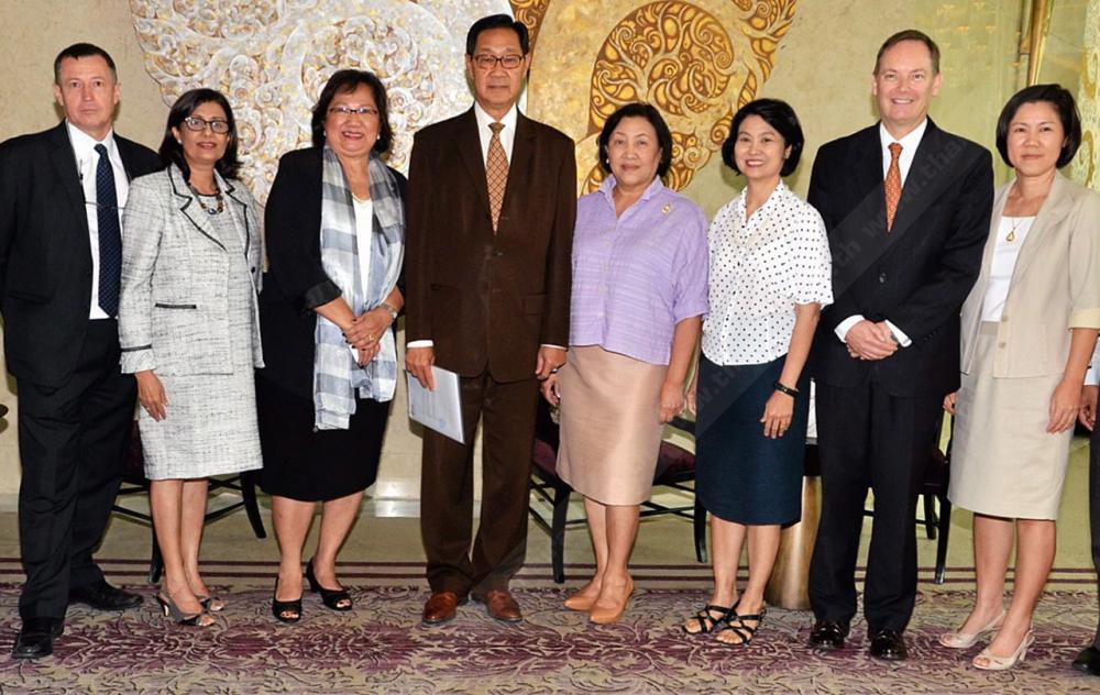 บอกให้รู้ อุษา สมบูรณ์ จัดประชุมสมาชิกโรงเรียนนานาชาติ พร้อมเชิญ ม.ร.ว.ปรีดิยาธร เทวกุล รองนายกรัฐมนตรี มาบรรยายในหัวข้อ มองการณ์ไกล อนาคตเศรษฐกิจไทยและเอเชีย โดยมี ปูนัม สัจเดว, ภัทราดา ยมนาค และ แมทธิว มิลส์ มาร่วมงานด้วย ที่โรงแรมสยามเคมปินสกี้ วันก่อน.