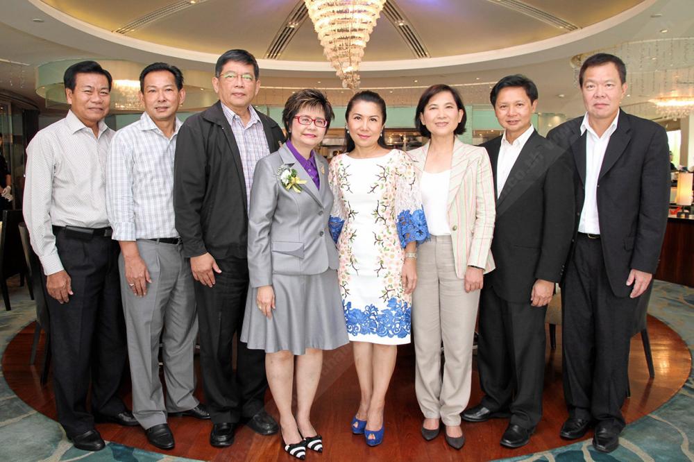 ชื่นมื่น ดร.สหัส บัณฑิตกุล และ กัญจนา ศิลปอาชา นัดเพื่อน วพน. 2 มาร่วมงานเลี้ยงพบปะสังสรรค์ โดยมี ศรีรัตน์ รัษฐปานะ, สาลินี วังตาล, นพปฎล คุณวิบูลย์, มานิต มัสยวาณิช, สุรงค์ บูลกุล และ กำธร วังอุดม มาร่วมงานด้วย ที่ห้องลอร์ด จิมส์ โรงแรมแมนดาริน โอเรียนเต็ล วันก่อน.