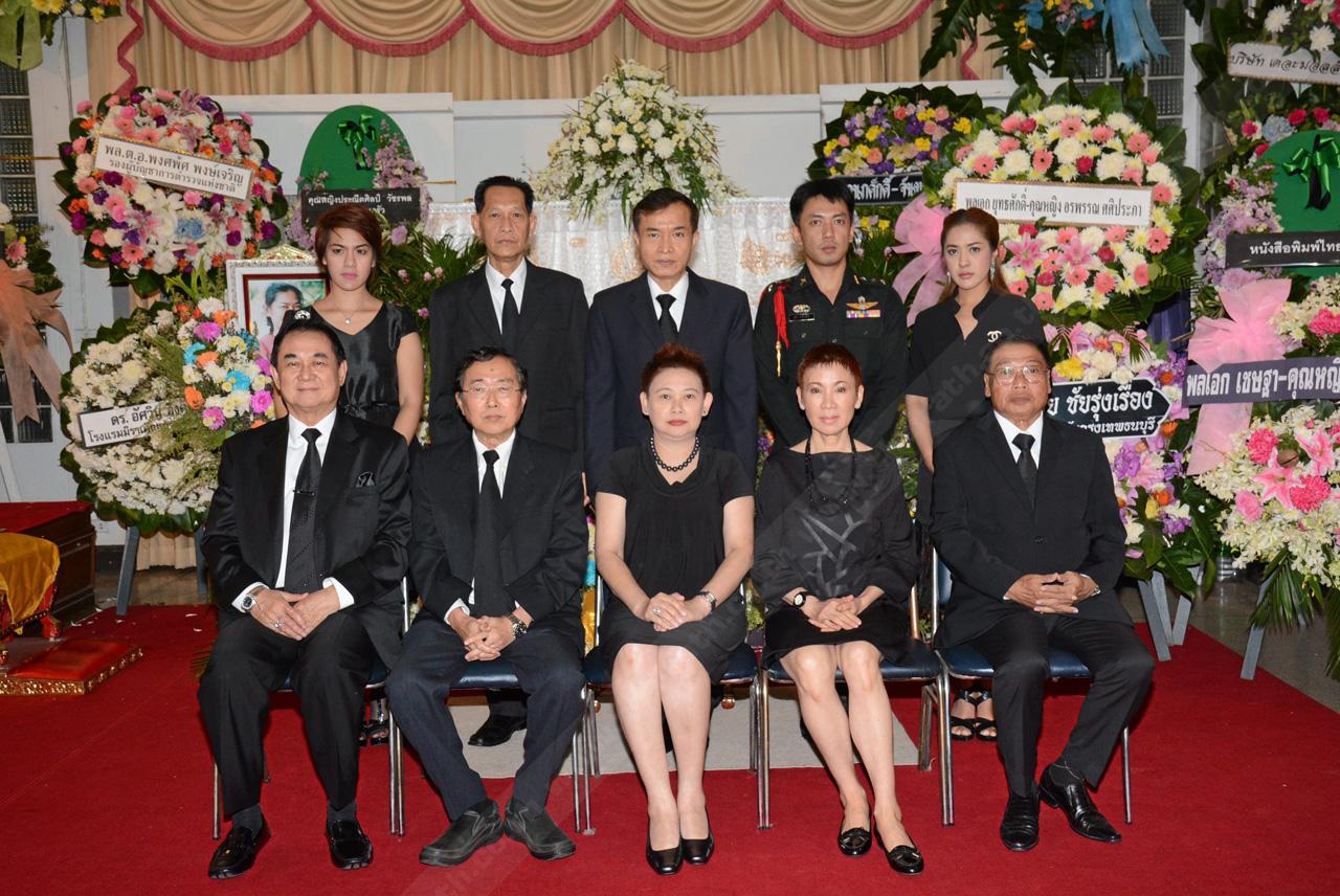 สู่สุคติ - สราวุธ วัชรพล เป็นประธานในพิธีสวดพระอภิธรรมศพ สมปอง ชวลิตปรีชา ภรรยาของ ศิวดล ชวลิตปรีชา โดยมี จิตตวีร์ ภูมิวุฒิสาร, อัศวิน อิงคะกุล, ประกิต หลิมสกุล, พรพรรณ โลหาชีวะ และ นงนุช นามวงศ์ มาร่วมในพิธีด้วย ที่วัดพระศรีมหาธาตุ วันก่อน.