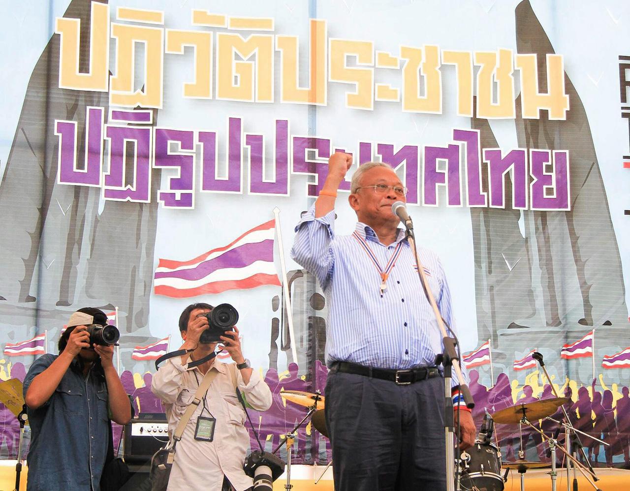 สุเทพ เทือกสุบรรณ (ลุงกำนัน) บนเวทีปราศรัย