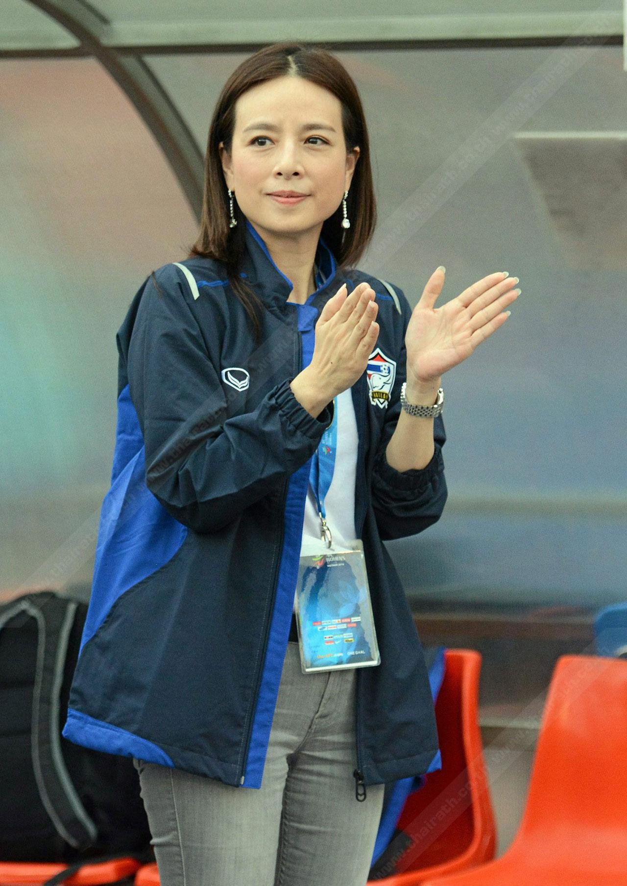 “มาดามแป้ง” นวลพรรณ ล่ำซำ ผู้จัดการทีมสุดสวยทัพฟุตบอลหญิงทีมชาติไทย