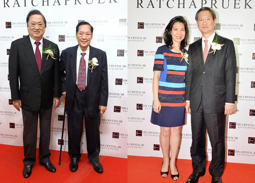 ชาตรี โสภณพนิช พร้อมลูกชาย–ลูกสะใภ้ ณินทิรา–ชาติศิริ โสภณพนิช ร่วมยินดีกับเกียรติ เอี่ยมสกุลรัตน์.