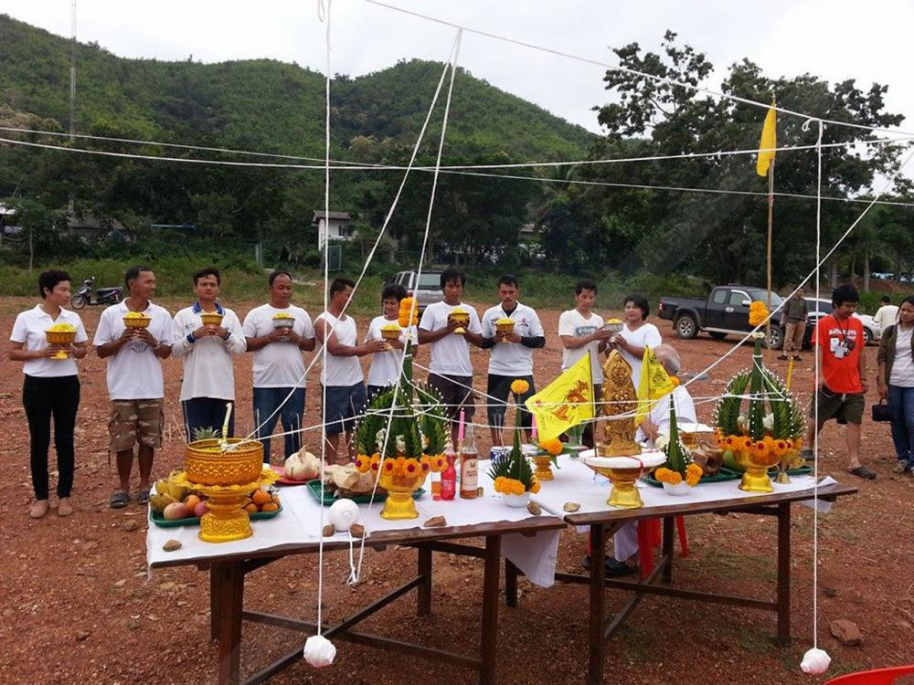 พรานปลาทำพิธีบวงสรวง