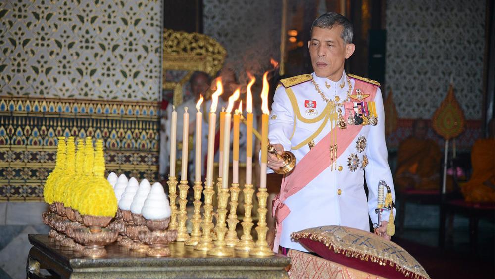 สมเด็จพระบรมโอรสาธิราชฯ สยามมกุฎราชกุมาร เสด็จพระราชดำเนินแทนพระองค์ ไปในการพระราชพิธีเฉลิมพระชนมพรรษา พระบาทสมเด็จพระเจ้าอยู่หัว ณ พระอุโบสถวัดพระศรีรัตนศาสดาราม เมื่อวันที่ 5 ธันวาคม.