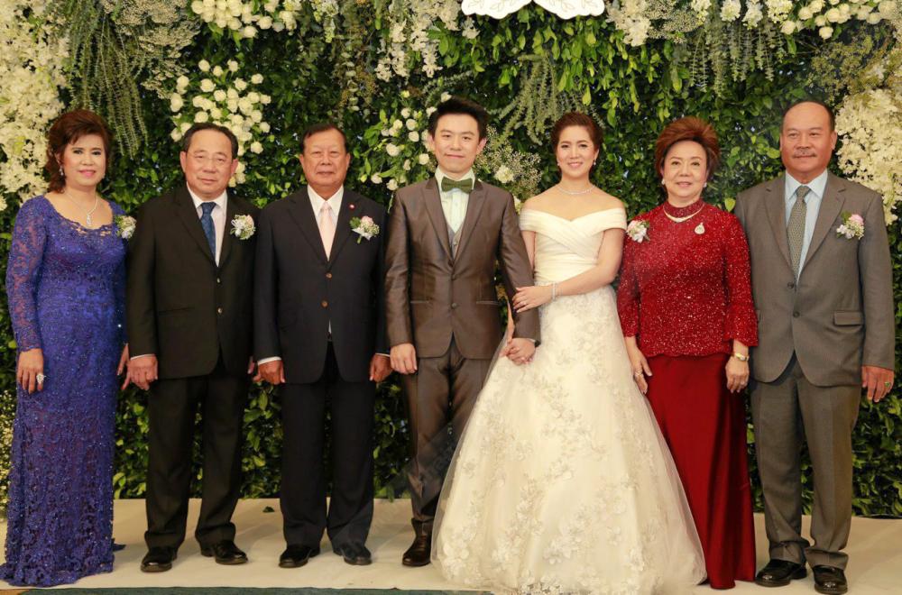 วันวิวาห์ พล.อ.เรืองโรจน์ มหาศรานนท์ อดีตผู้บัญชาการทหารสูงสุด เป็นประธานในงานวิวาห์ระหว่าง กชกร บุตรี ชูชาติ–นงลักษณ์ เตชะพูลผล กับ ธวัชชัย บุตร ปรีชา–สุวรรณา วสุโสภณ ท่ามกลางบรรยากาศของความชื่นมื่น ที่ห้องแกรนด์บอลรูม โรงแรมแชงกรี-ลา วันก่อน.