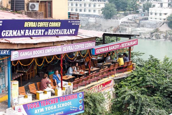 ร้านอาหารริมฝั่งคงคา.