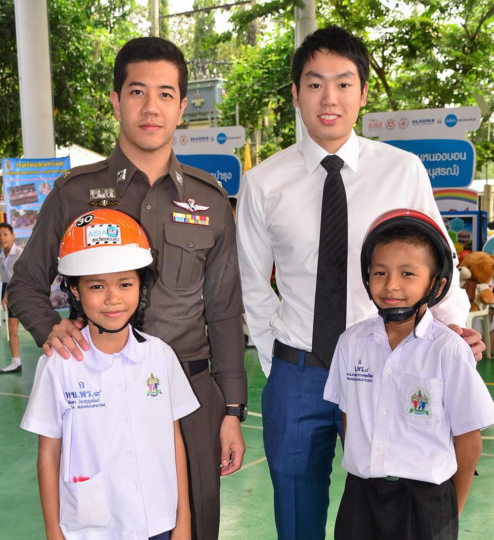 ร.ต.ต.รชต พุ่มพันธุ์ม่วง และประคุณ พรประภา ร่วมรณรงค์ให้น้องๆสวมหมวกกันน็อก.