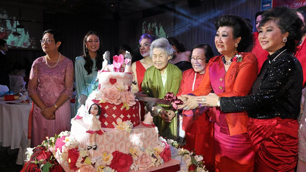 ชาววังหลัง–วัฒนา ร่วมใจกันตัดเค้กฉลอง 140 ปี โรงเรียนวัฒนาวิทยาลัย.