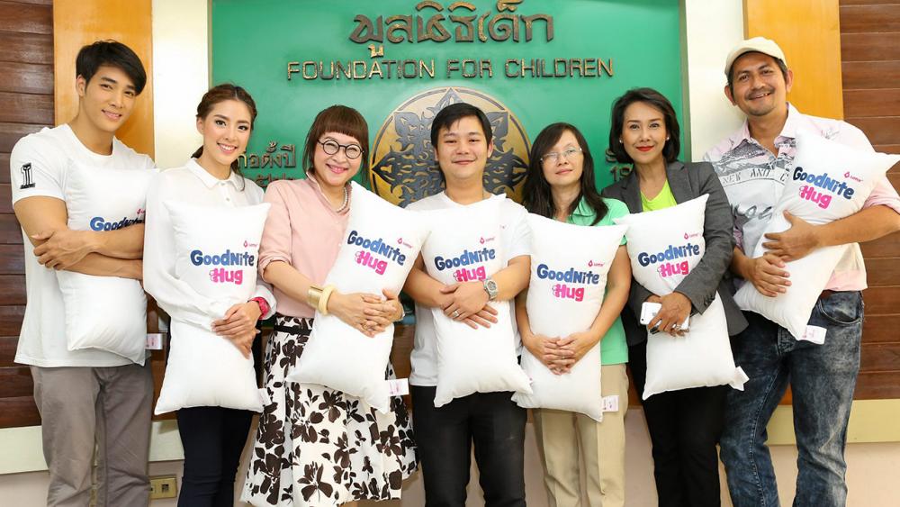 มอบความอบอุ่น ทีปกร โลจนะโกสินทร์ ประธานและเจ้าหน้าที่บริหาร กลุ่มบริษัท Lotus Bedding Group ร่วมกับ อรุโณชา ภาณุพันธุ์, ปริศนา กล่ำพินิจ บริจาคหมอนกอดลอตแรกจากโครงการ #goodnitehug (กู๊ด ไนท์ ฮัก) เพื่อเติมเต็มความอบอุ่นให้แก่เด็กกำพร้า ณ บ้านทานตะวัน มูลนิธิเด็ก ถ.พุทธมณฑล สาย 4 วันก่อน.