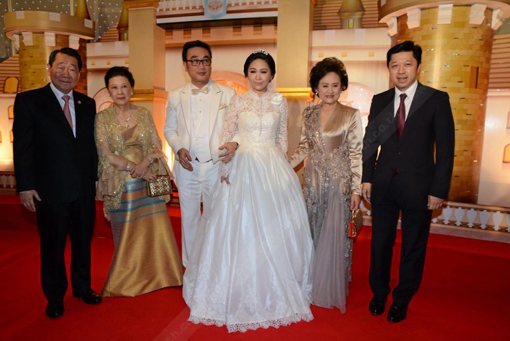 เจ้าสัวธนินท์ และคุณหญิงเทวี เจียรวนนท์ นำทีมต้อนรับ แขกวีไอพี โดยมี “ศุภชัย เจียรวนนท์” ช่วยงานใกล้ชิด.