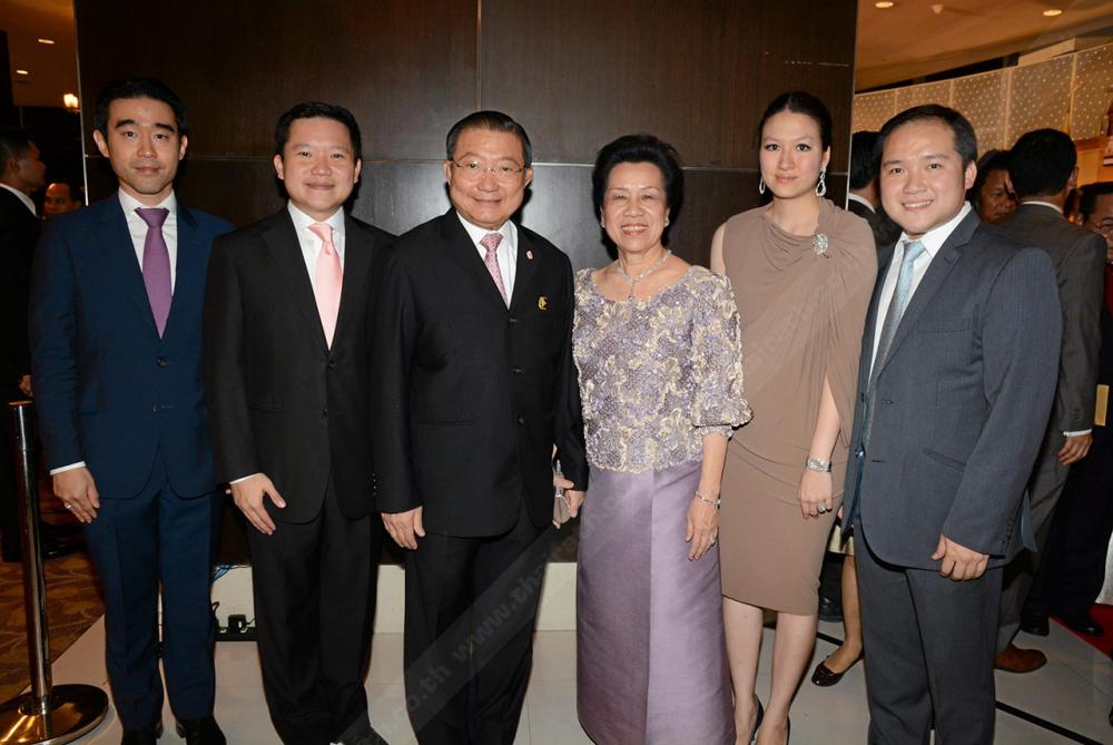 เจ้าสัวเจริญ สิริวัฒนภักดี ชวน “คุณหญิงวรรณา” และลูกๆ “ปณต–ฐาปน สิริวัฒนภักดี” ยินดีพร้อมหน้า.