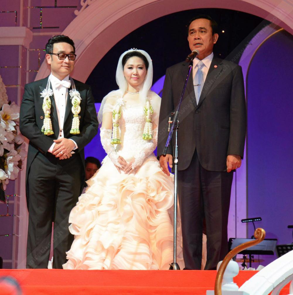 “พล.อ.ประยุทธ์ จันทร์โอชา” อวยพรให้รักกันยืนยาว.
