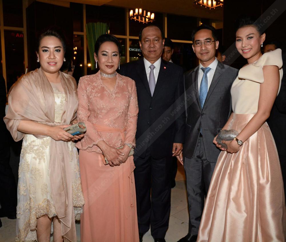 “พล.อ.อนุพงษ์ เผ่าจินดา” ยกครอบครัวมาร่วมงานมงคล.